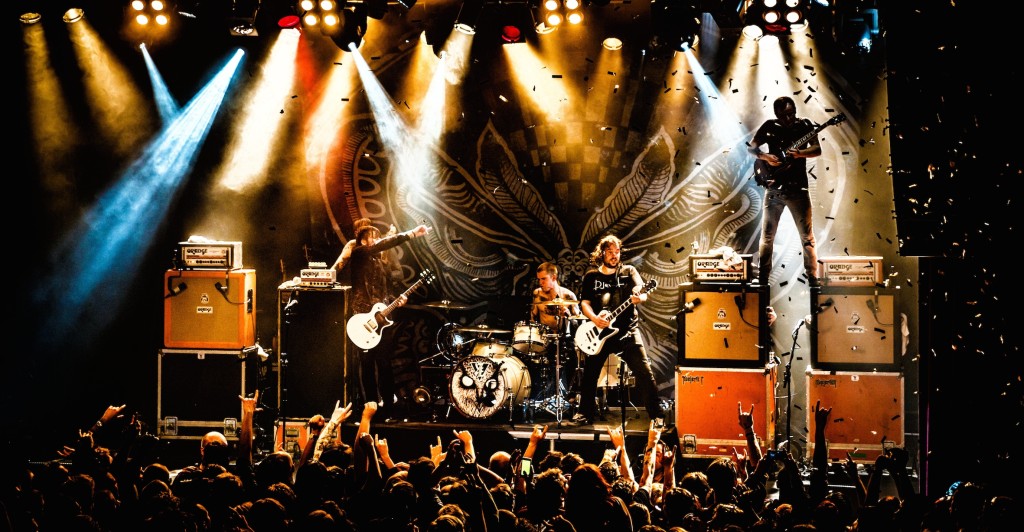 Kvelertak spiller konsert med konfetti i luften