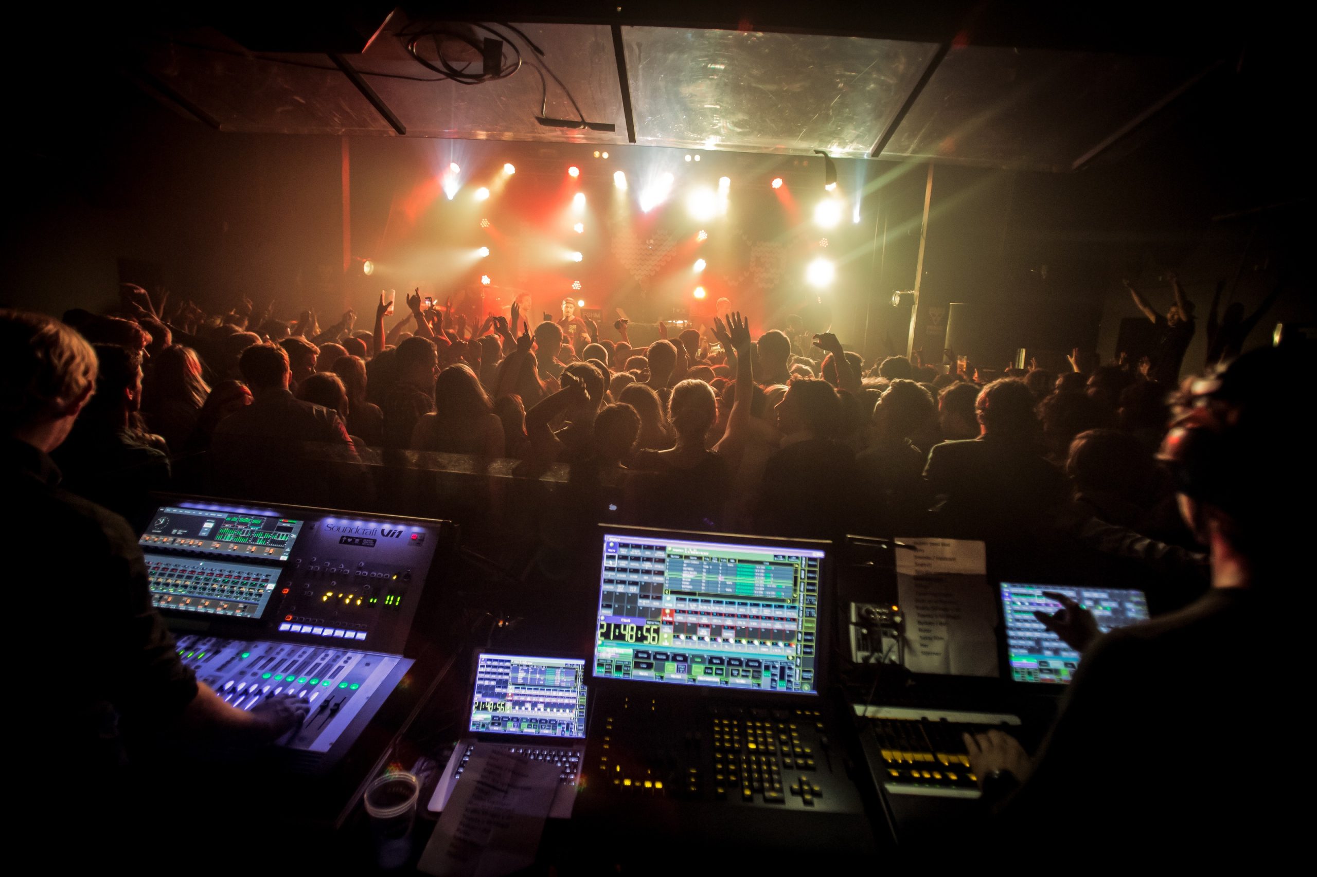 to teknikere står bak front of house på konsert
