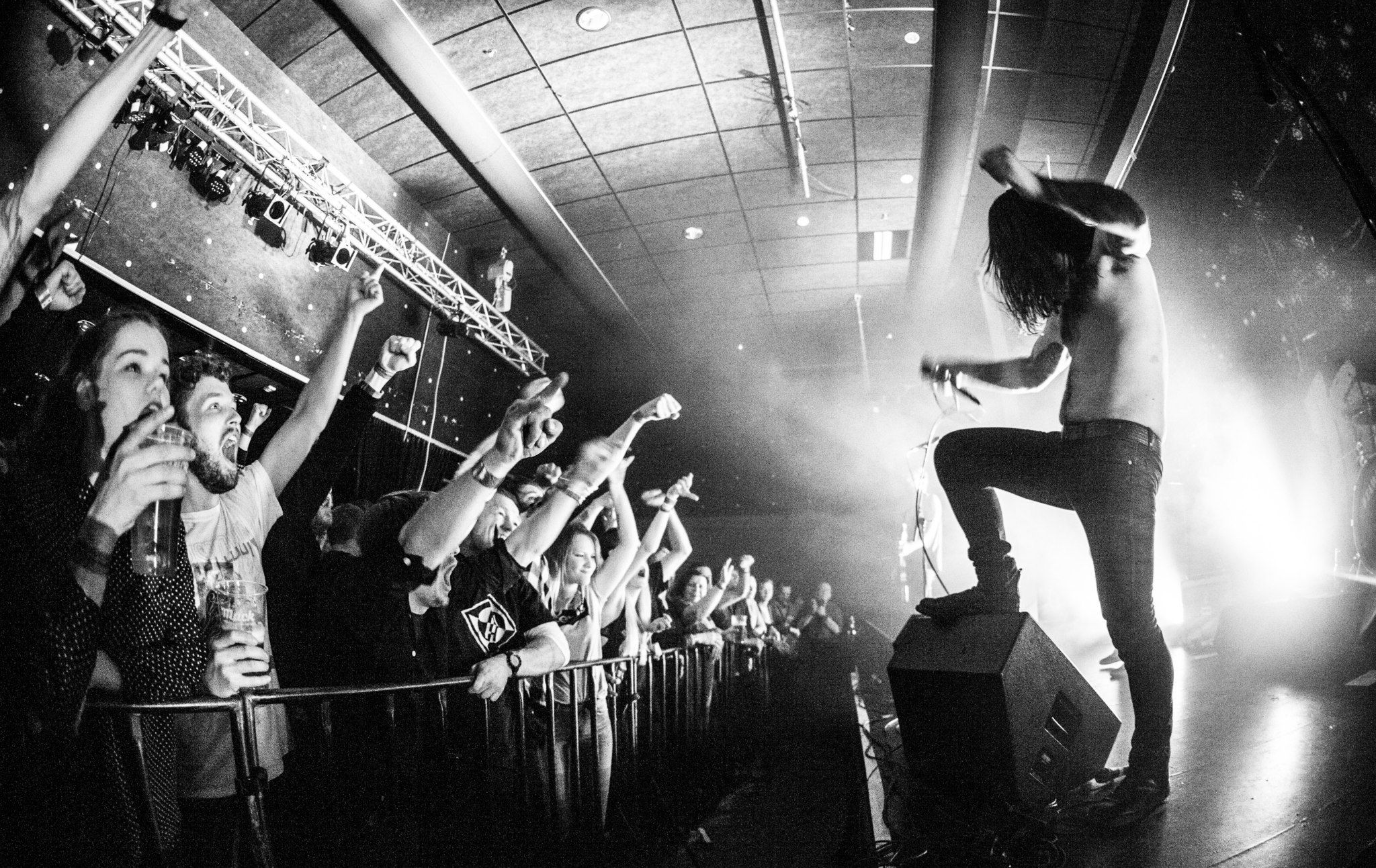 Kvelertak spiller på en scene og lener seg ut mot publikum