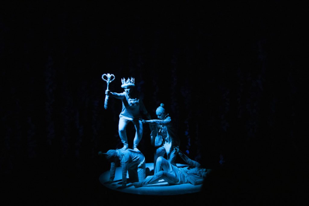 Skuespillere spiller teater