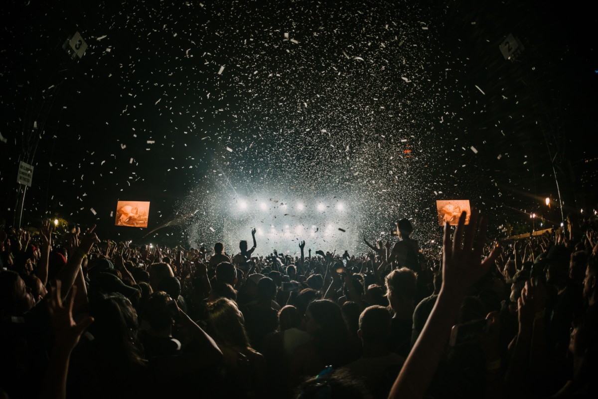 Bilde fra publikum på konsert med konfetti