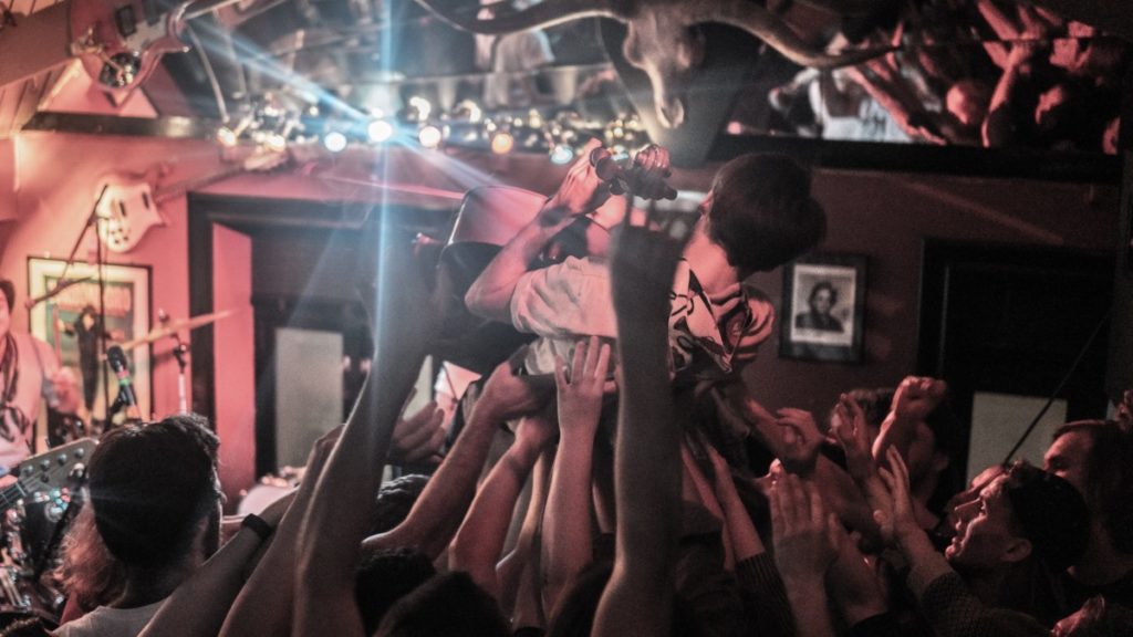 En musiker crowdsurfer