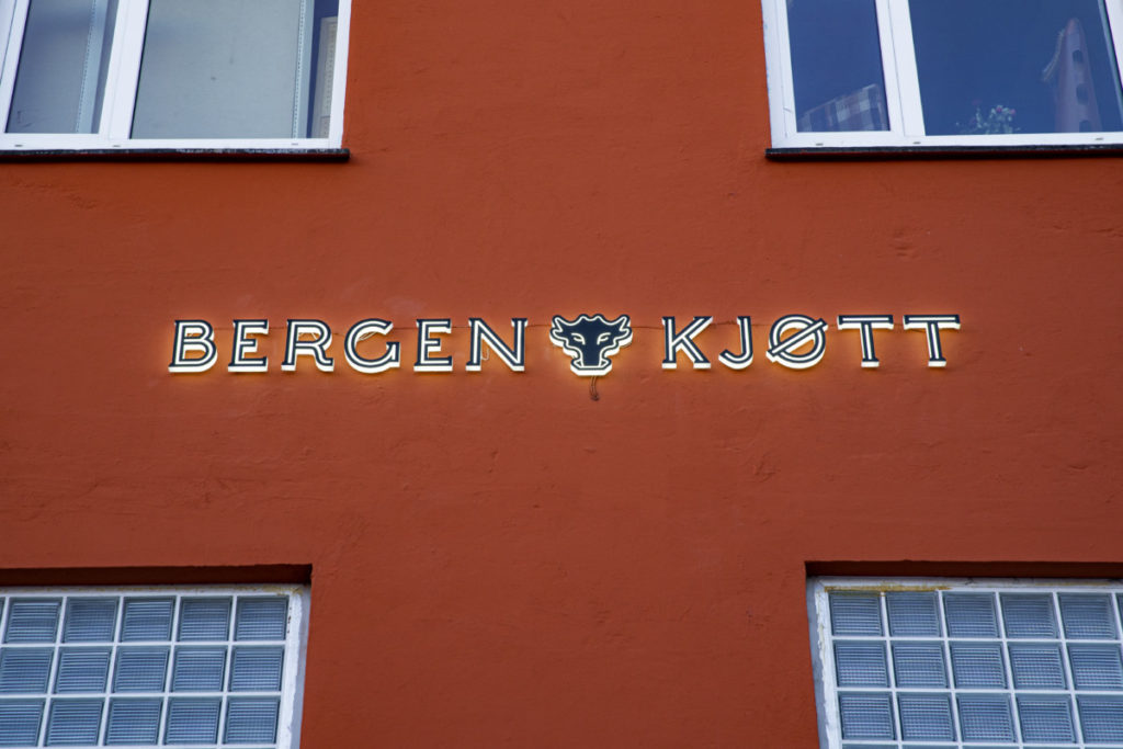 Bergen Kjøtt-logoen på fremsiden av det røde huset