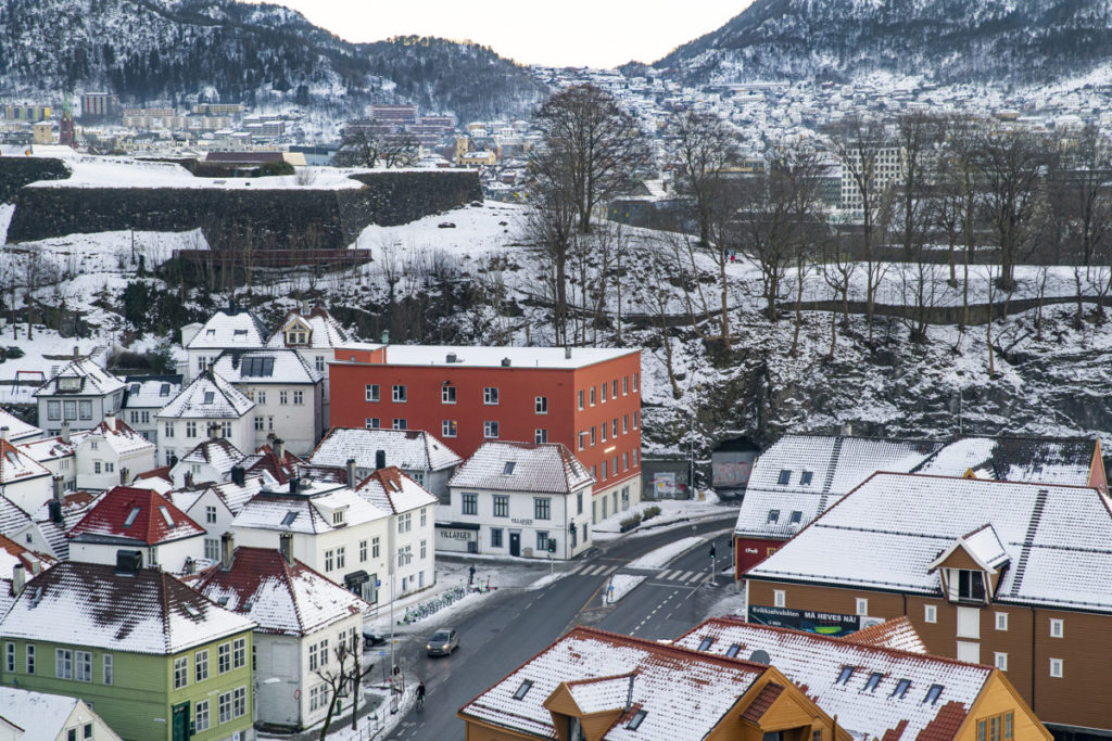 Bergen Kjøtt-bygningens nabolag med et tynt snødekke