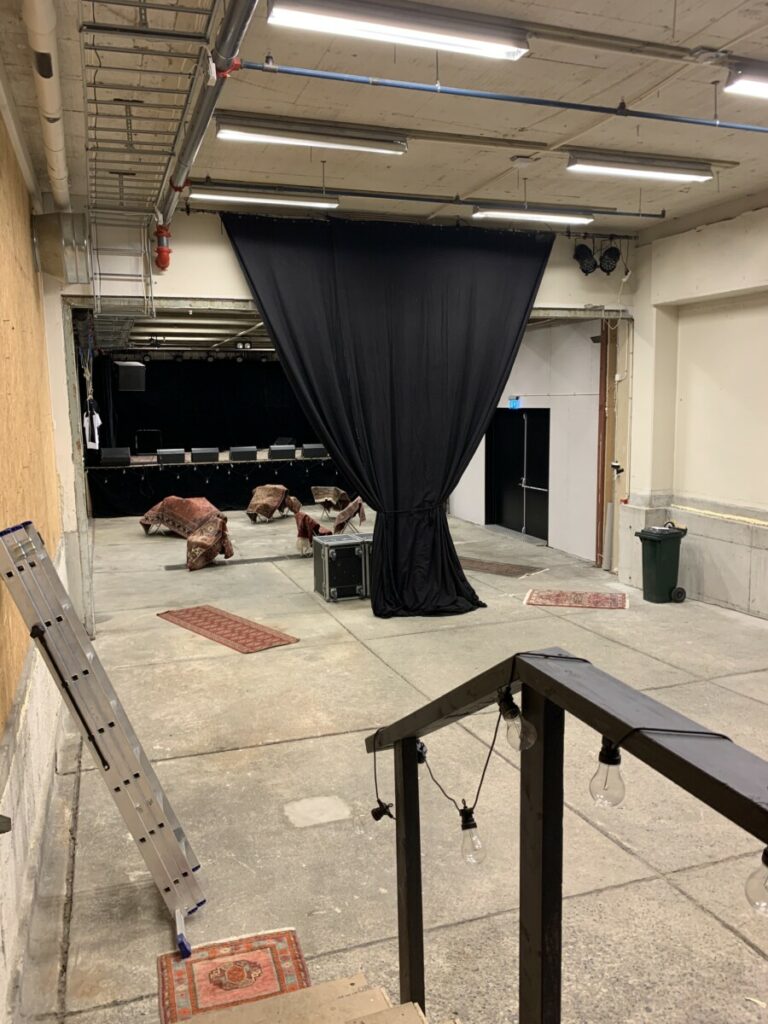 Bilde av en konsertsal som rigges til