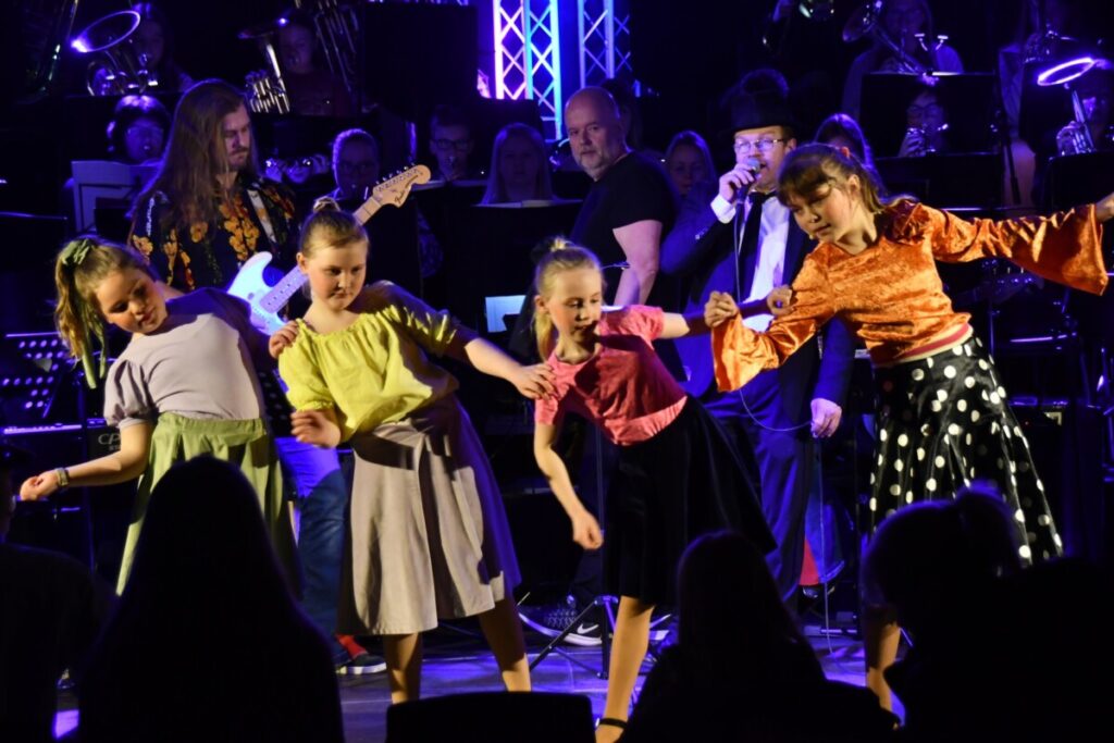 Fire barn danser på scenen