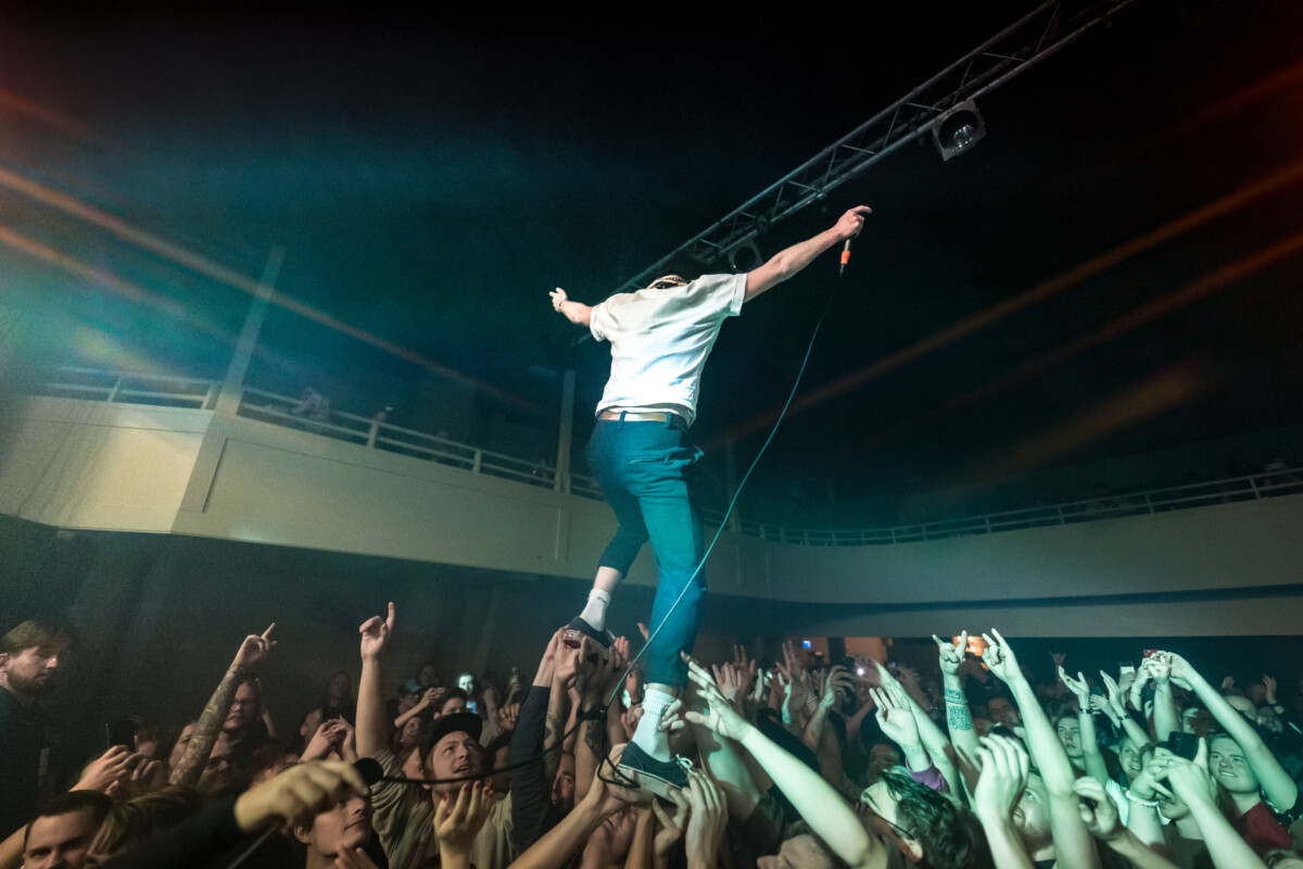 Bilde av en musiker som crowdsurfer