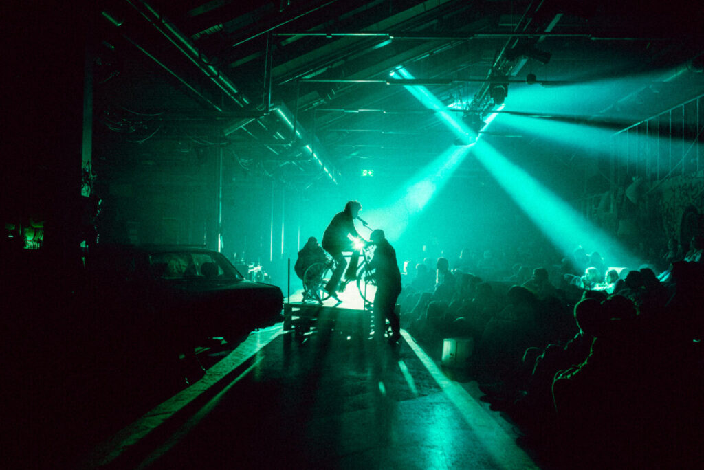 Bilde av skuespillere på en scene