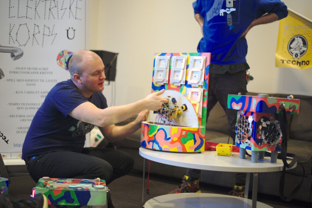 Bilde av noen som lager elektriske instrumenter