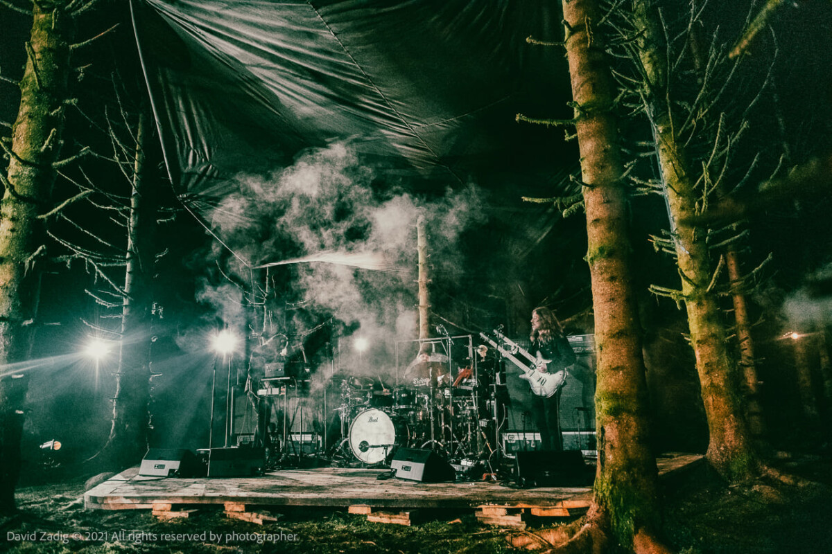 Bilde av Motorpsycho som spiller konsert i skogen