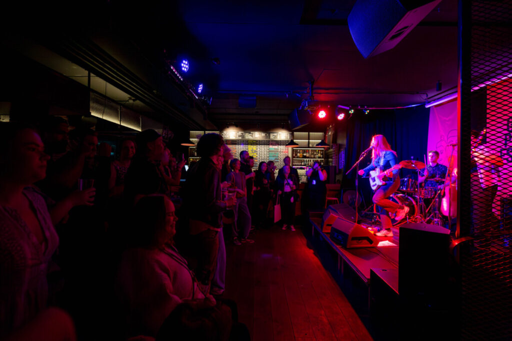 Bilde av scene og publikum i et konsertlokale