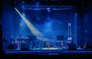 Bilde av en scene med fullt band-oppsett