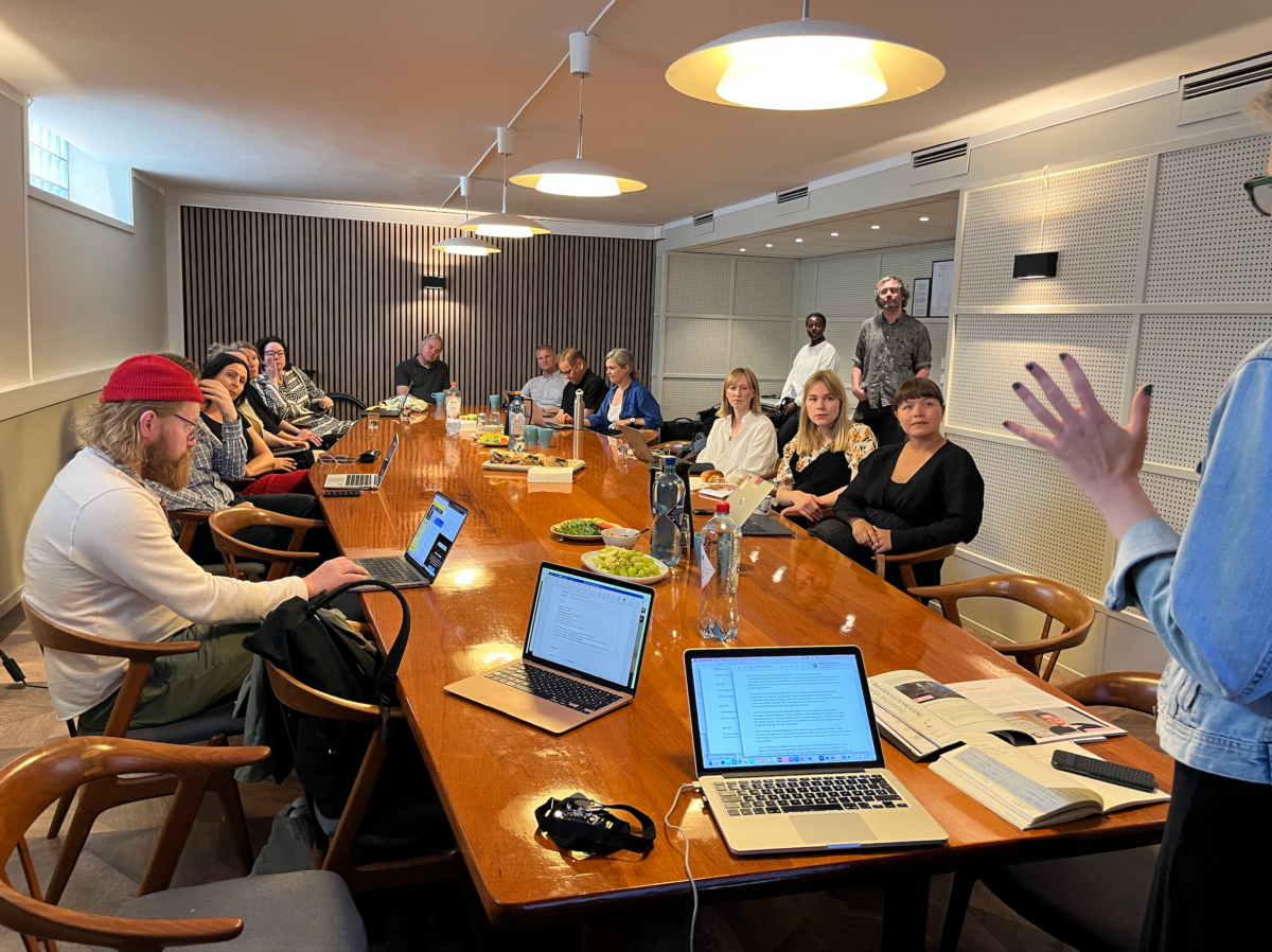 Forsamling rundt et stort bord