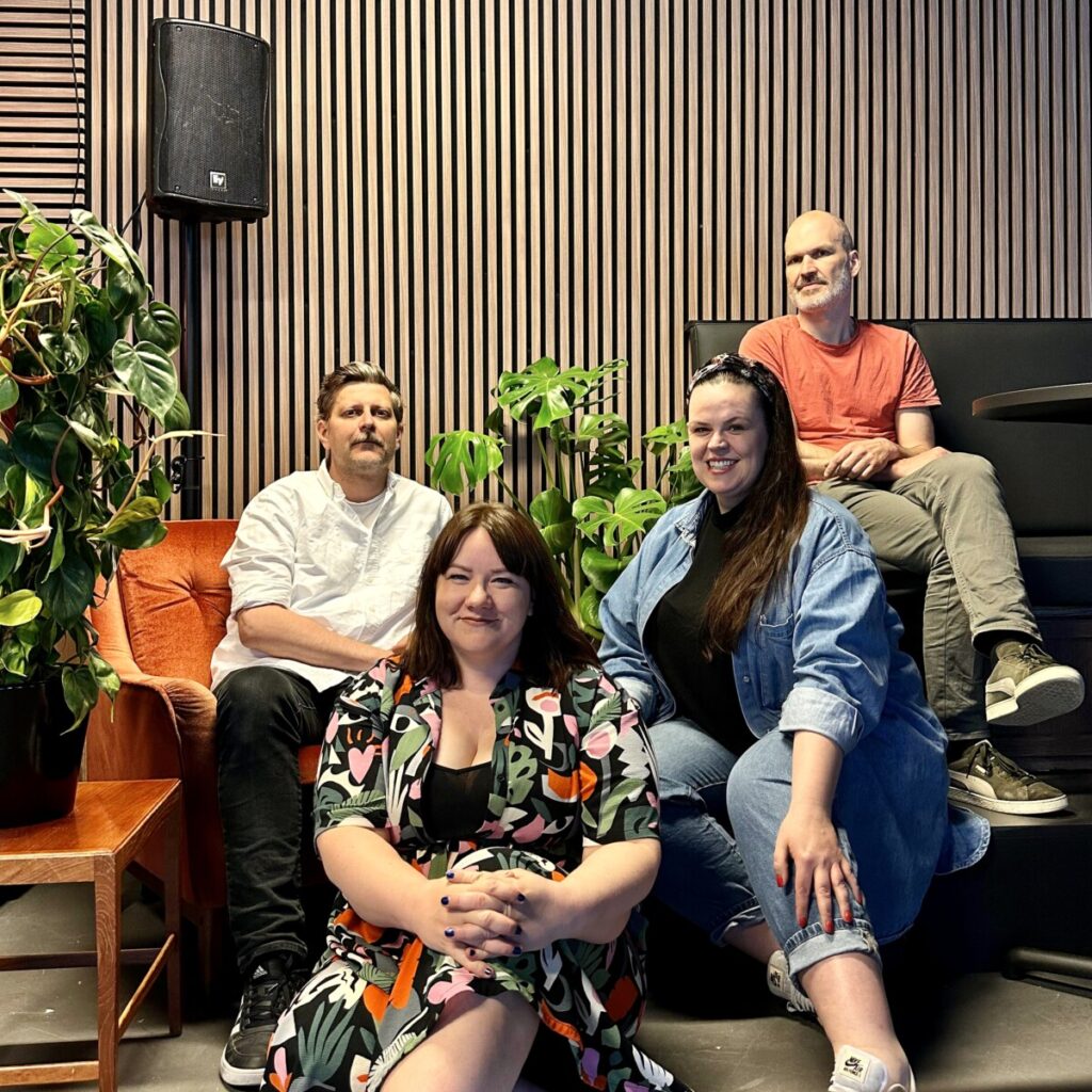 Bilde av fire personer som sitter