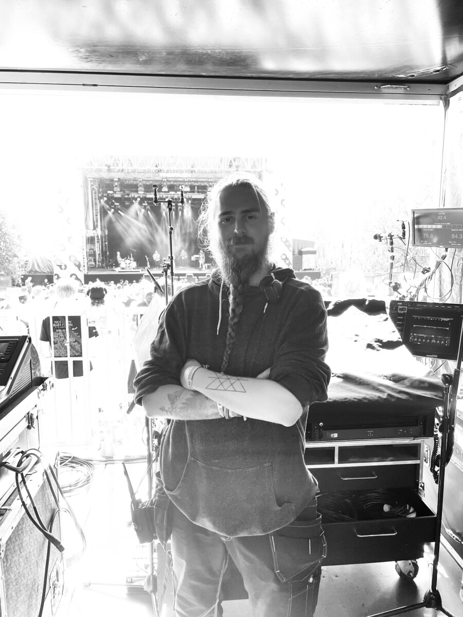 Bilde av en tekniker på festival