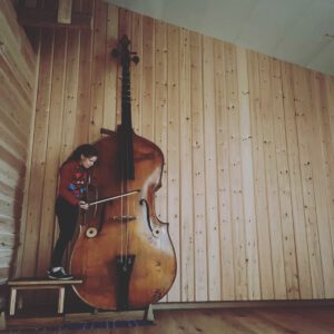 en oktobass og en musiker