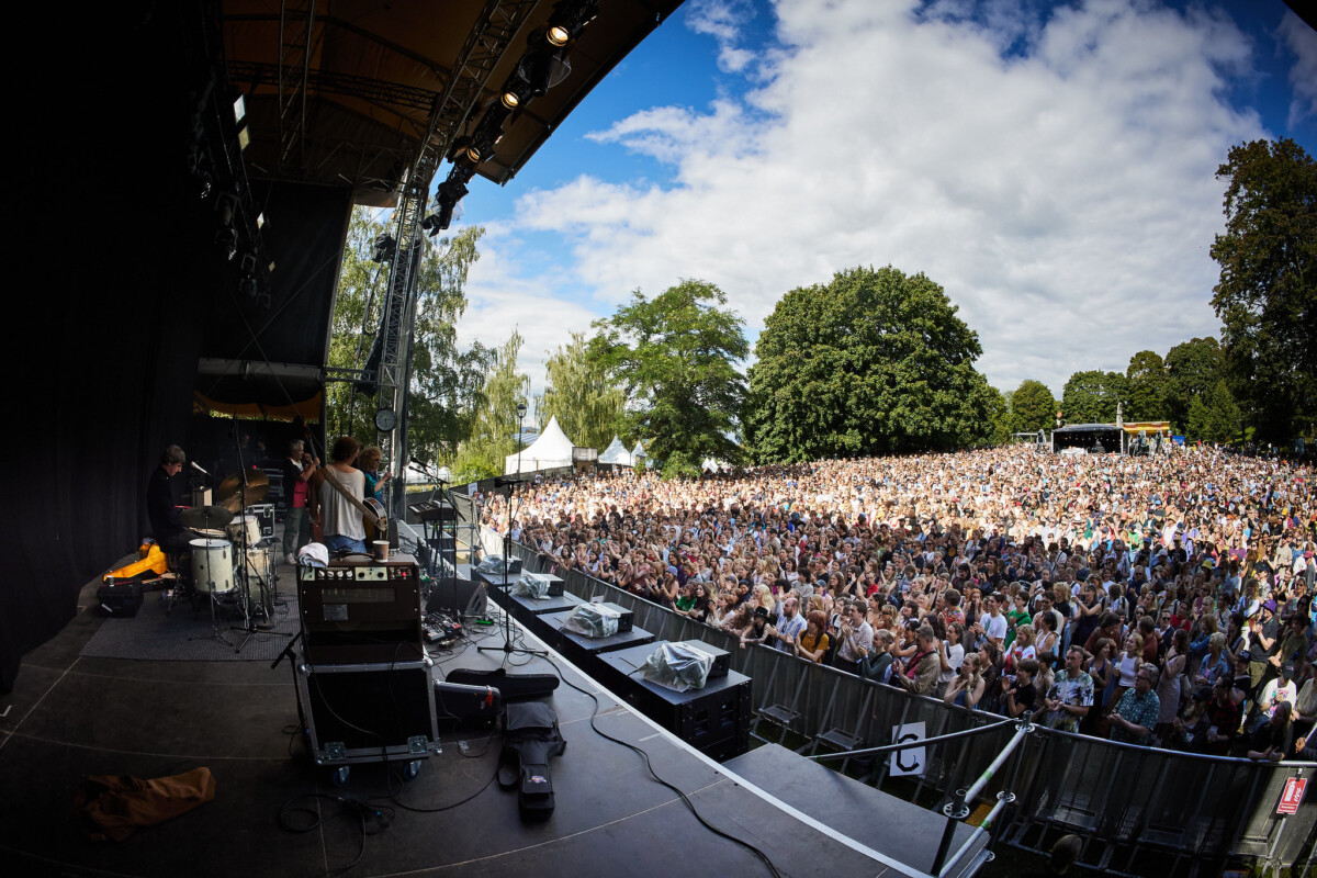 Et folkehav og valkyrien Allstars på scenen på Øyafestivalen