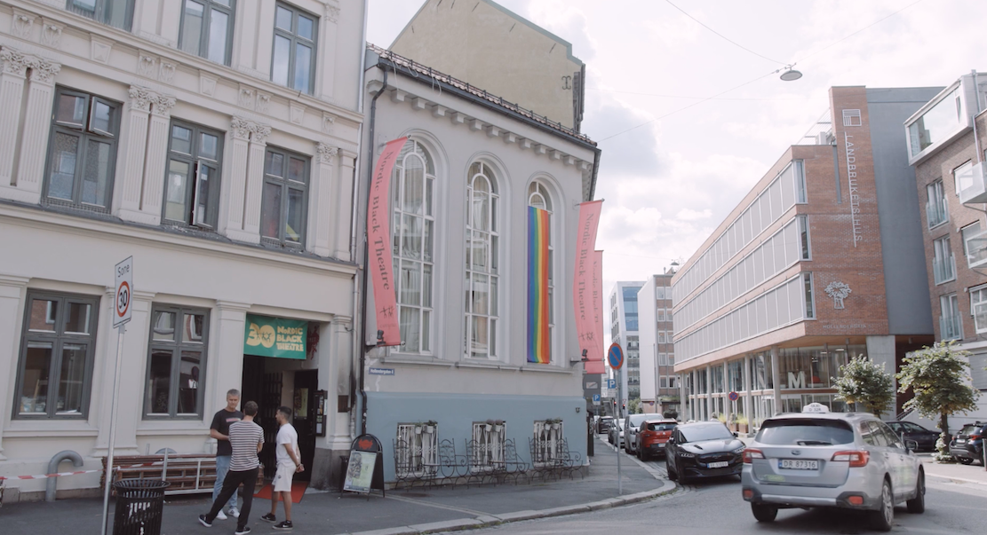 fasaden til Nordic Black Theatre med rosa vimpler