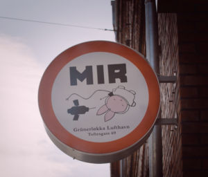 skiltet til MIR ute i gaten