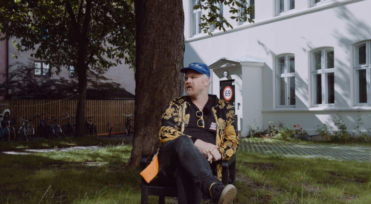 martin Horntveth sitter I en stol