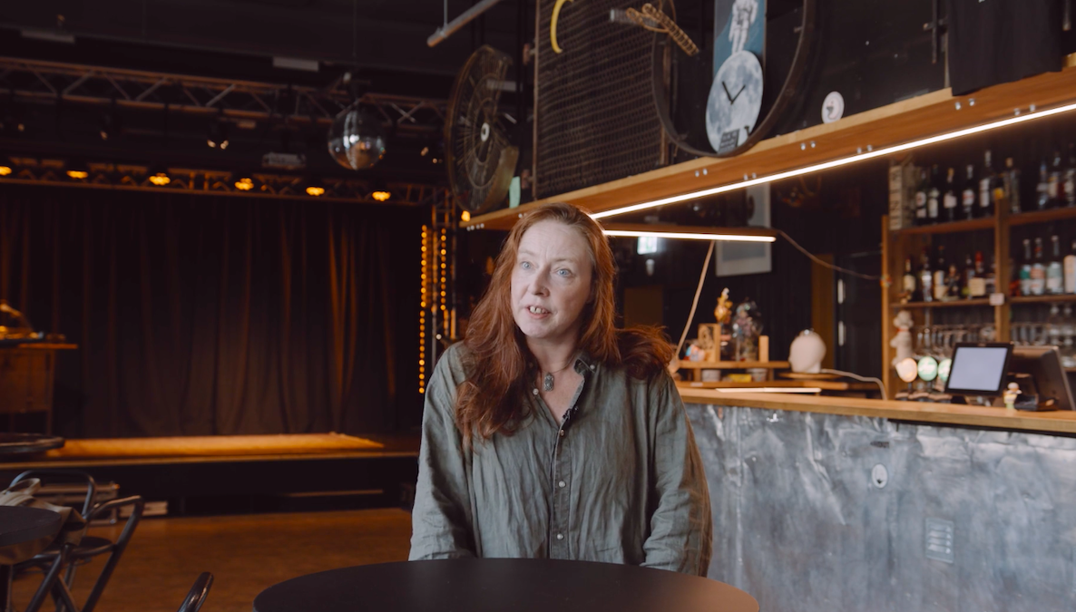 jean kavanagh sitter foran baren på mir